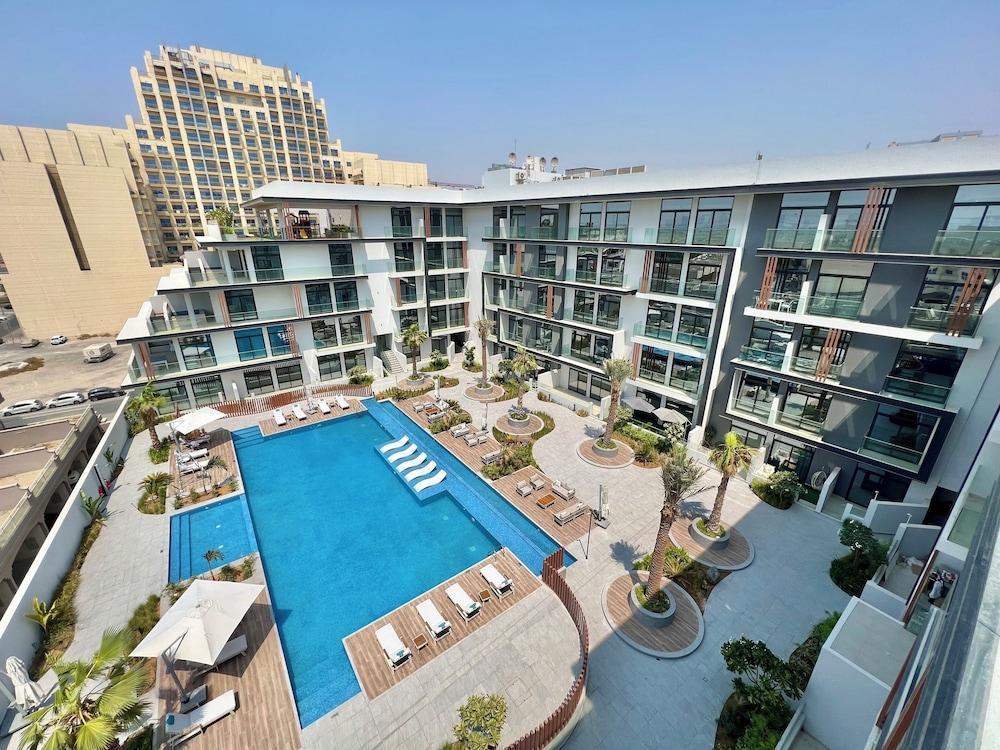 Waves - Ideal Dubai Retreat Elegant St - Tap to explore photos