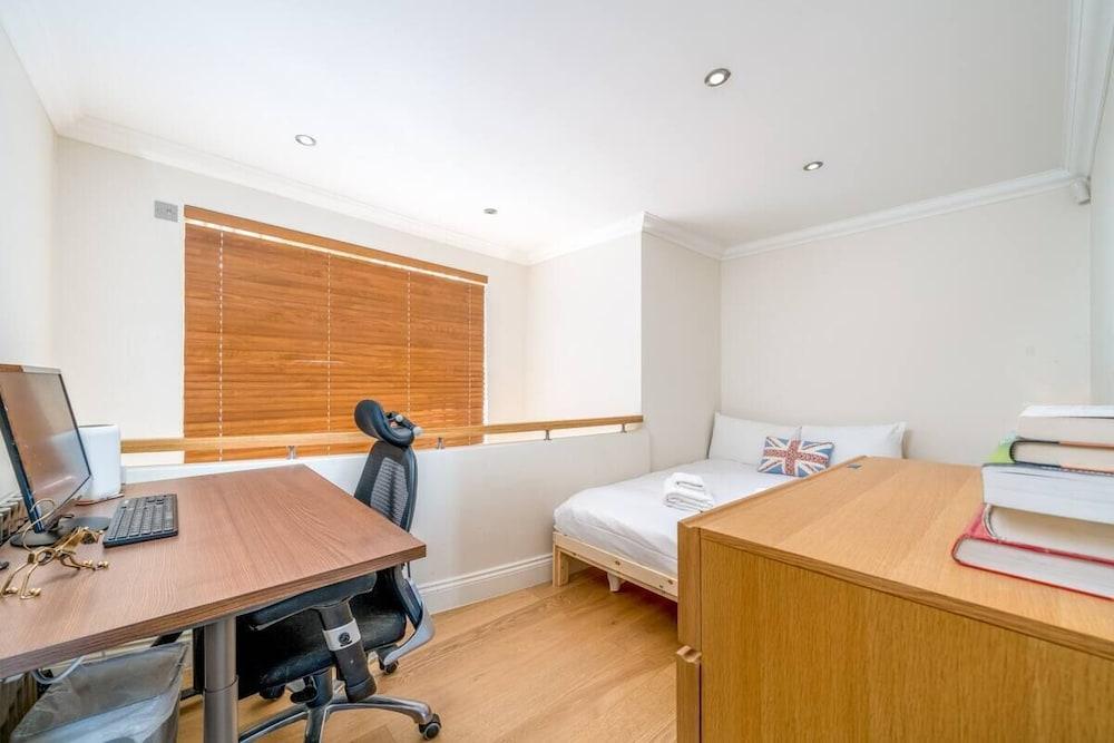 Great flat near St Pauls Cathedral - Tap to explore photos
