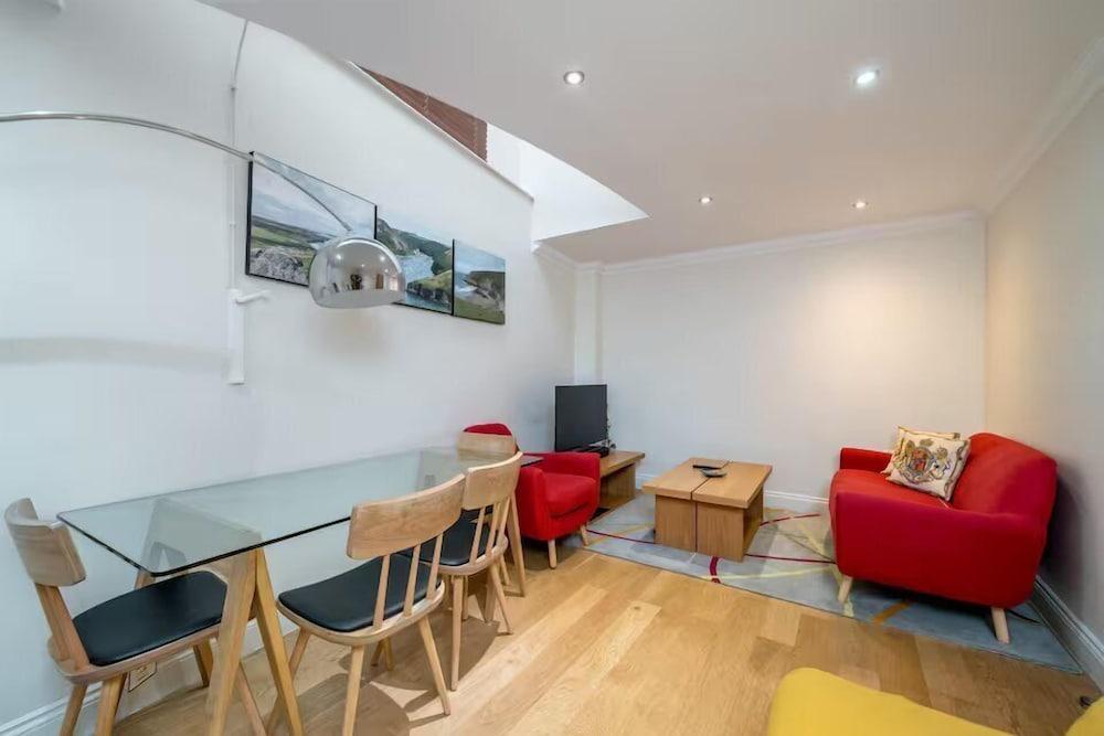 Great flat near St Pauls Cathedral - Tap to explore photos