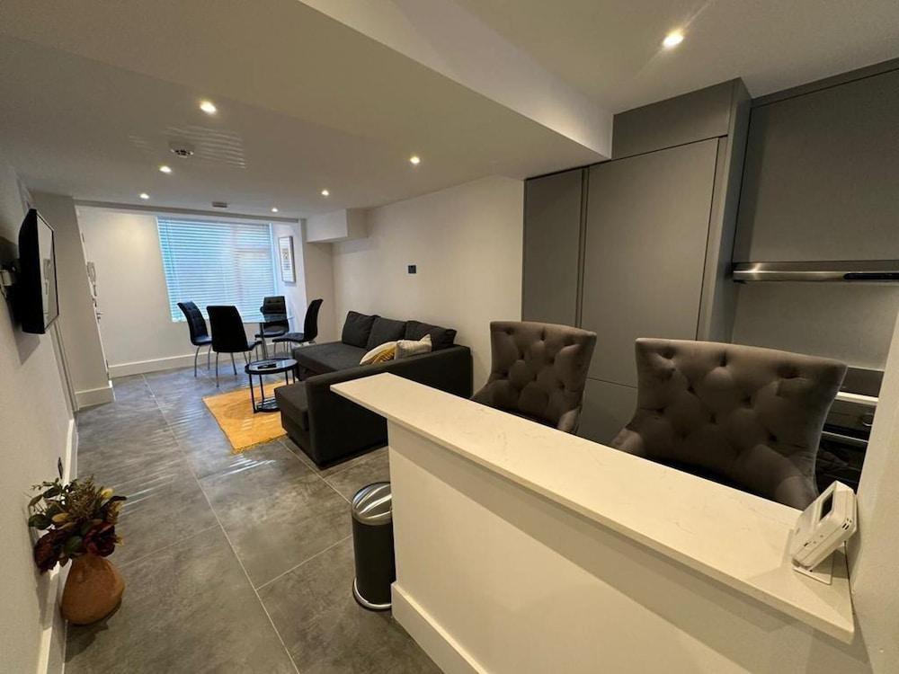 House - Sleeps 4 & Free Parking - Tap to explore photos