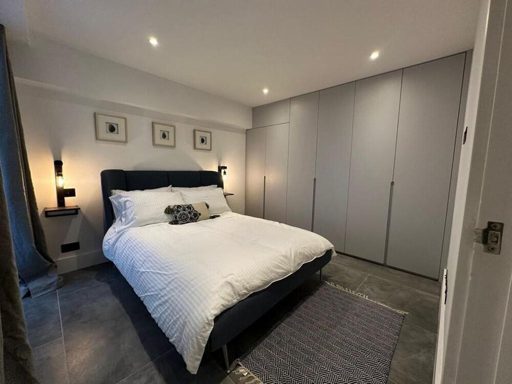 House - Sleeps 4 & Free Parking - Tap to explore photos