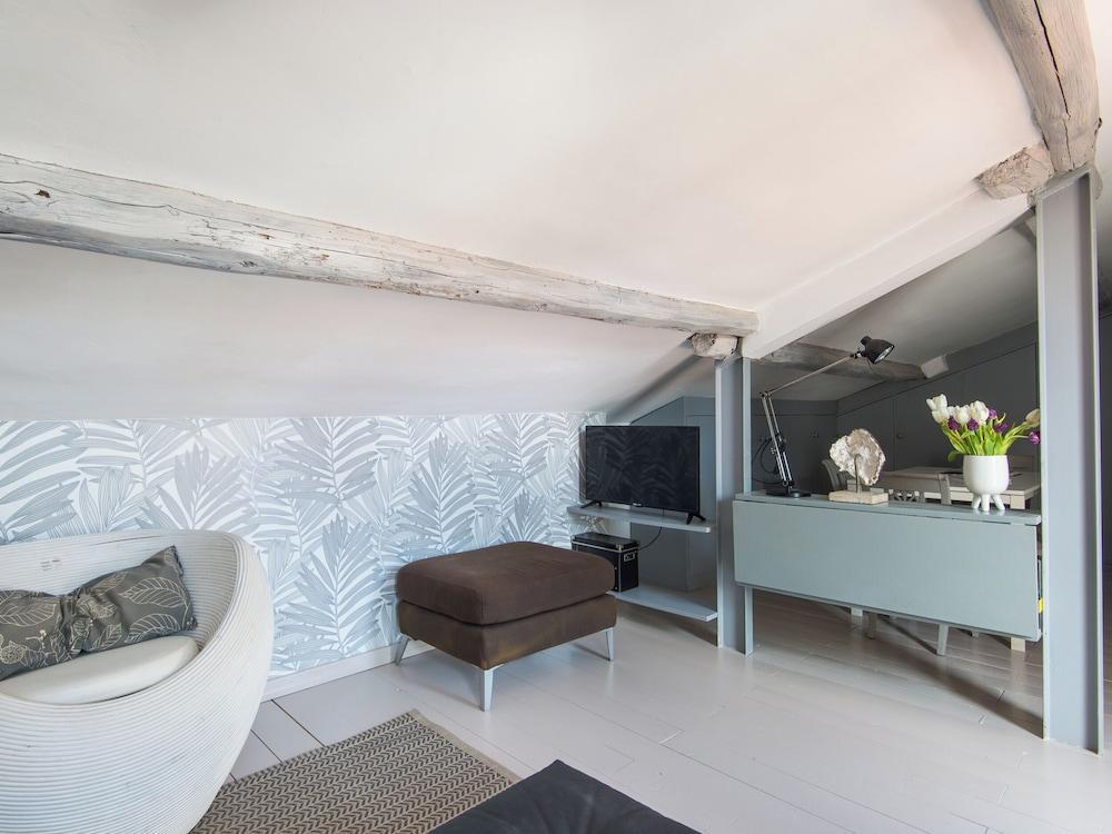 British Embassy Terrace Apartment - Tap to explore photos