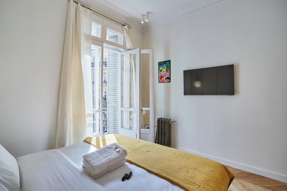 4 Rooms Apartment Opera Vendome - Tap to explore photos