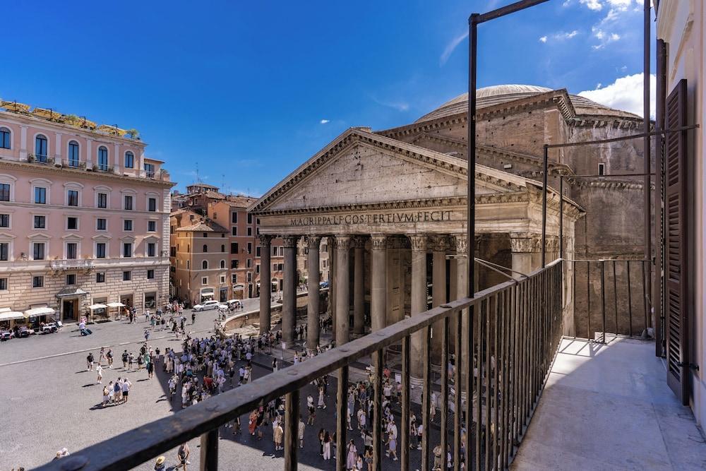 AGH Pantheon Room Type - Double room with balcony and Pantheon view on the third floor AGH Pantheon Room Type - Double room with balcony and Pantheon view on the third floor