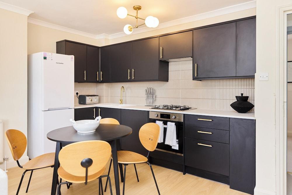 Finsbury Park Two-Bed Split-Level Flat - Tap to explore photos