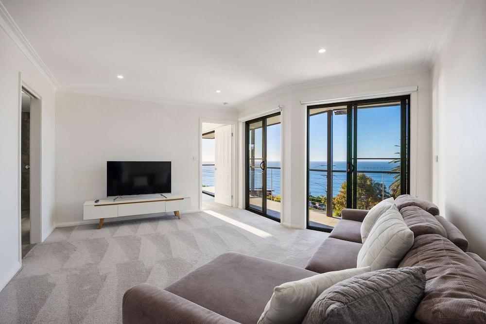 Villa Luminosa in Mount Martha - Tap to explore photos