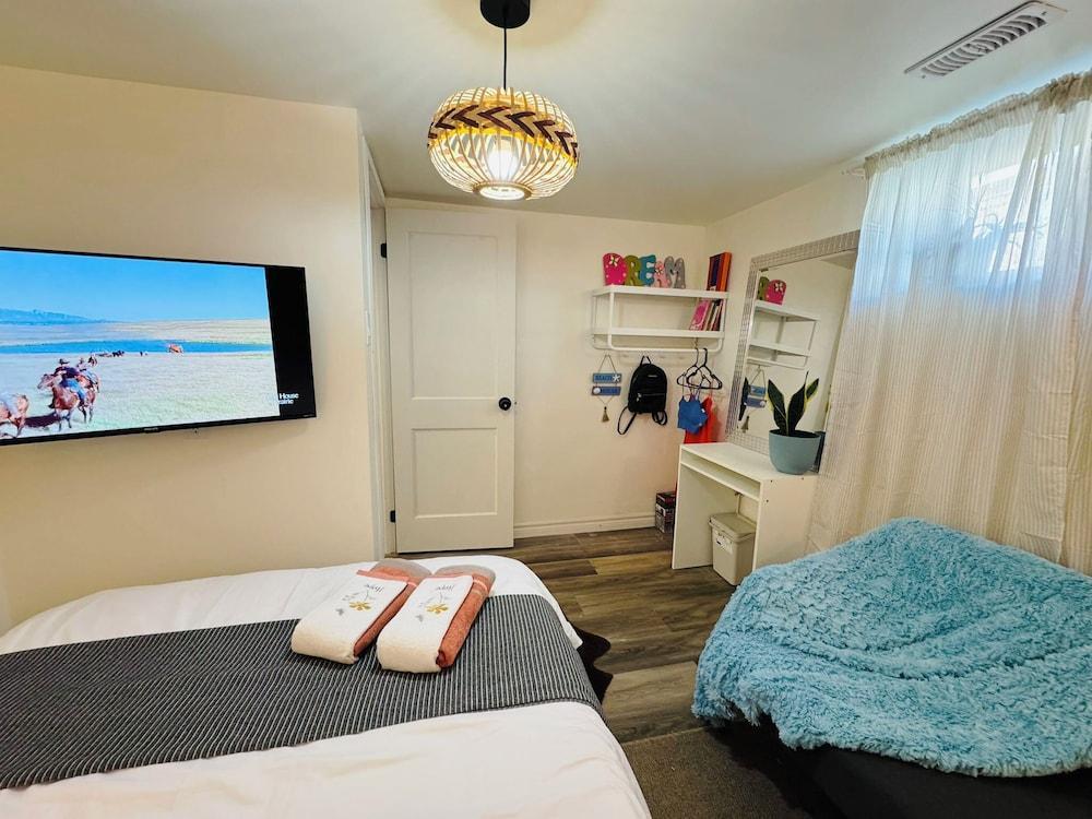 Sunrise BnB with Free Parking - Tap to explore photos