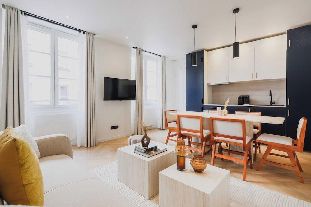 Welcoming 2br/6p Apartment - Roquette - Tap to explore photos