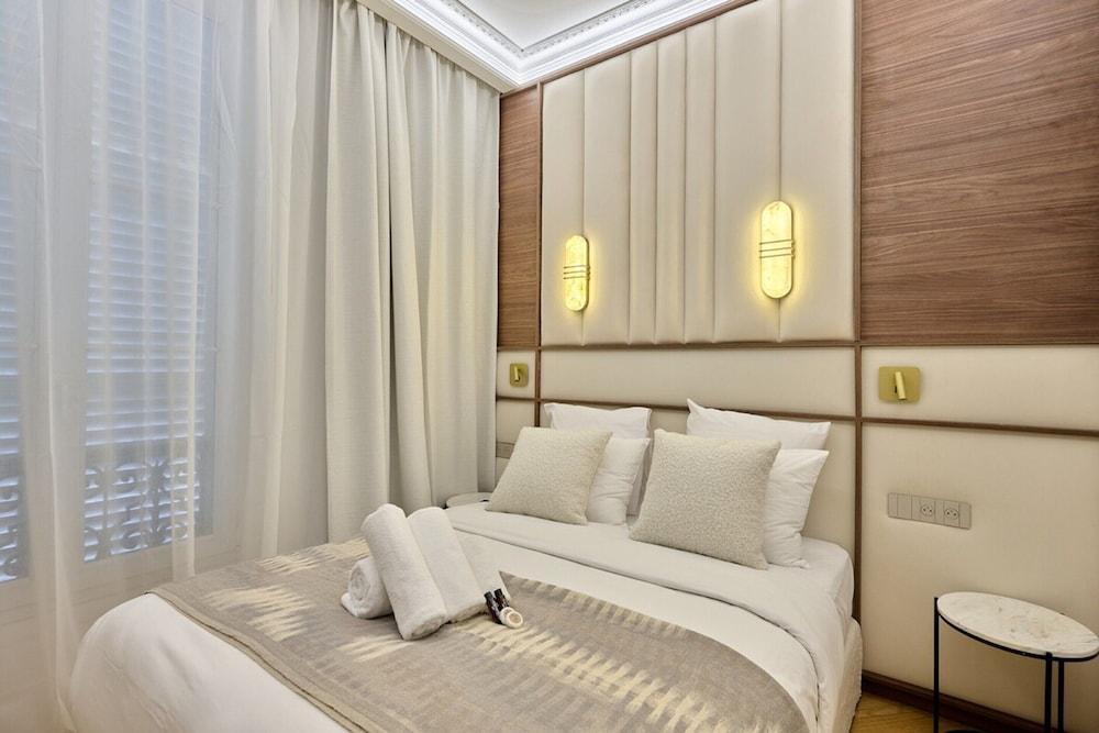 Luxurious Matignon/saint Honore Apartment - Tap to explore photos