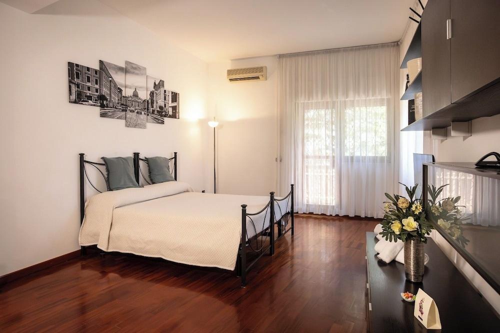 Residenza in Vaticano Roma Room Type - Family Room, Balcony, Garden View