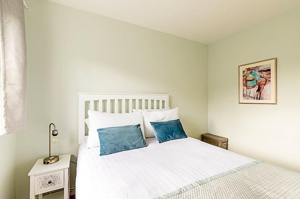 Quiet and Cosy 2-bed in Wimbledon - Tap to explore photos
