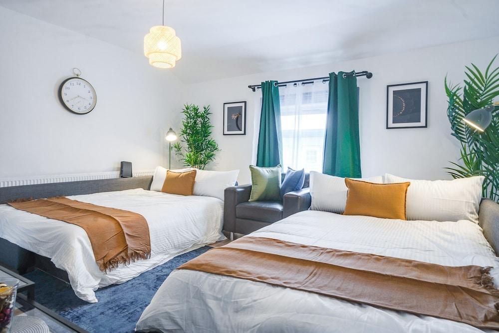 Spacious 2BR Maisonette 2 Baths Huge Lounge - Tap to explore photos