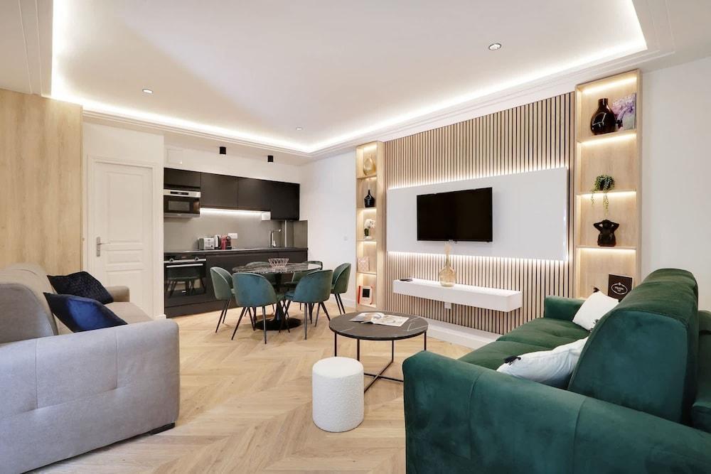The Upper Marais Superb Apartment for 6 People - Tap to explore photos