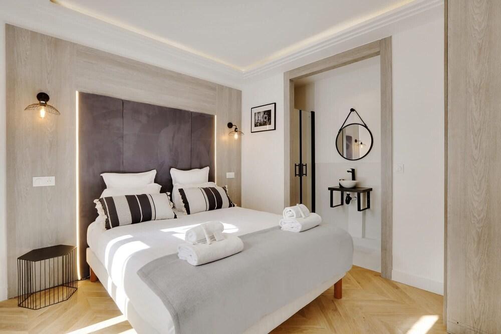 The Upper Marais Superb Apartment for 6 People - Tap to explore photos
