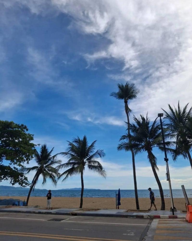 MaHaNa Hostel & Beach Bar Pattaya - Tap to explore photos