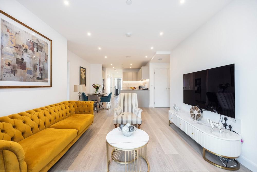 ExCel Pad 3 Bed and 3 Bath Apartment - Tap to explore photos
