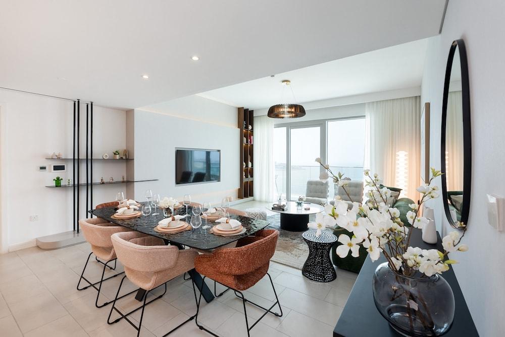 Stylish JBR 3BR M w Beach Access - Tap to explore photos