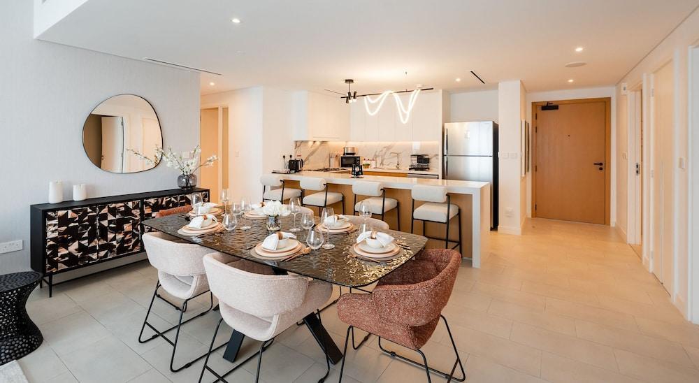 Stylish JBR 3BR M w Beach Access - Tap to explore photos