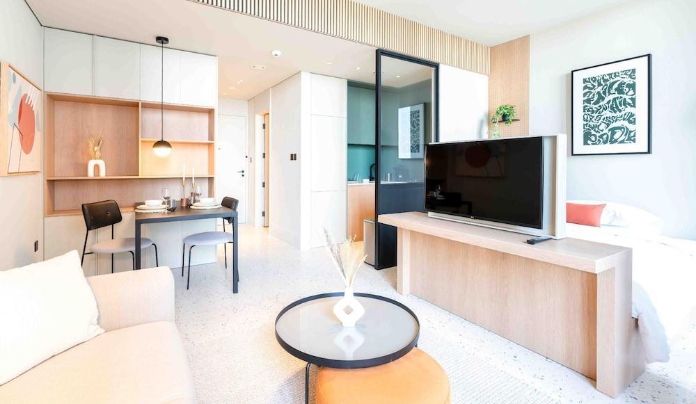 Upside Living - Mint Stay Room Type - Elite Studio, 1 King Bed, City View