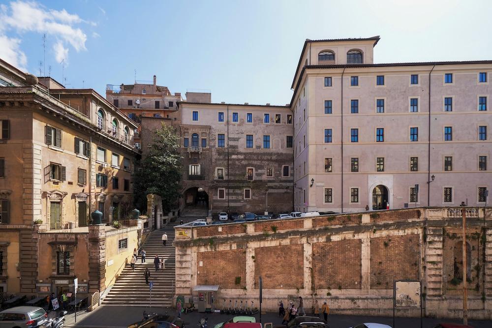 Fantini Rooms- Fori Imperiali - Tap to explore photos