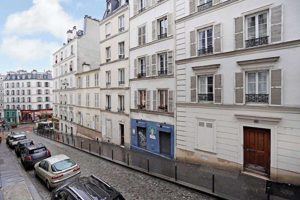 Charming Refuge Near the Sacre Coeur - Tap to explore photos