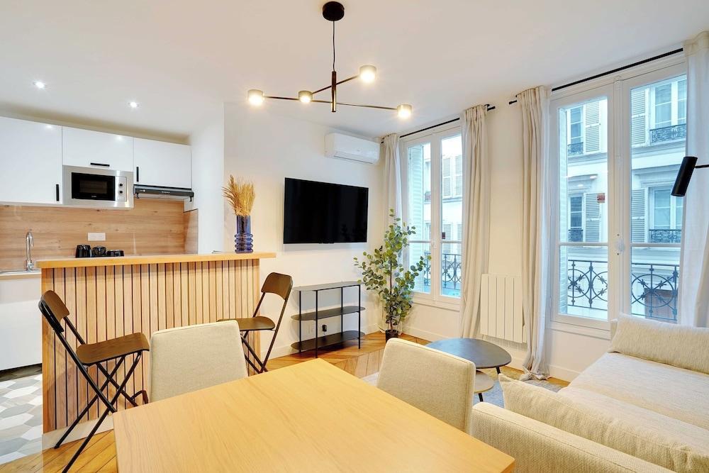Charming Refuge Near the Sacre Coeur - Tap to explore photos