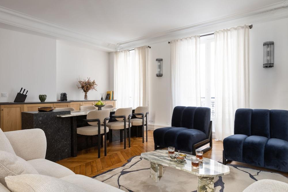 Montaigne Luxury 2 Bedroom - Tap to explore photos