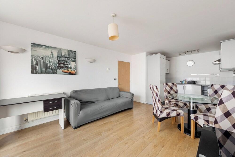 London Oasis Apartment - Tap to explore photos