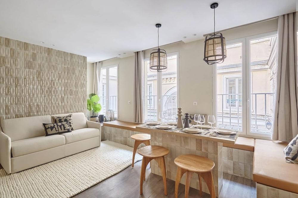 Modern 2 Bedrooms Apartment Le Marais/ Beaubourg - Tap to explore photos