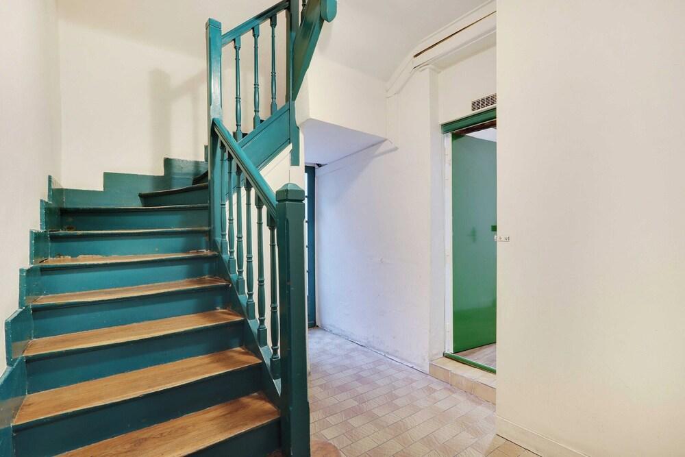 Spacious Studio in Cute Neighborhood - Tap to explore photos