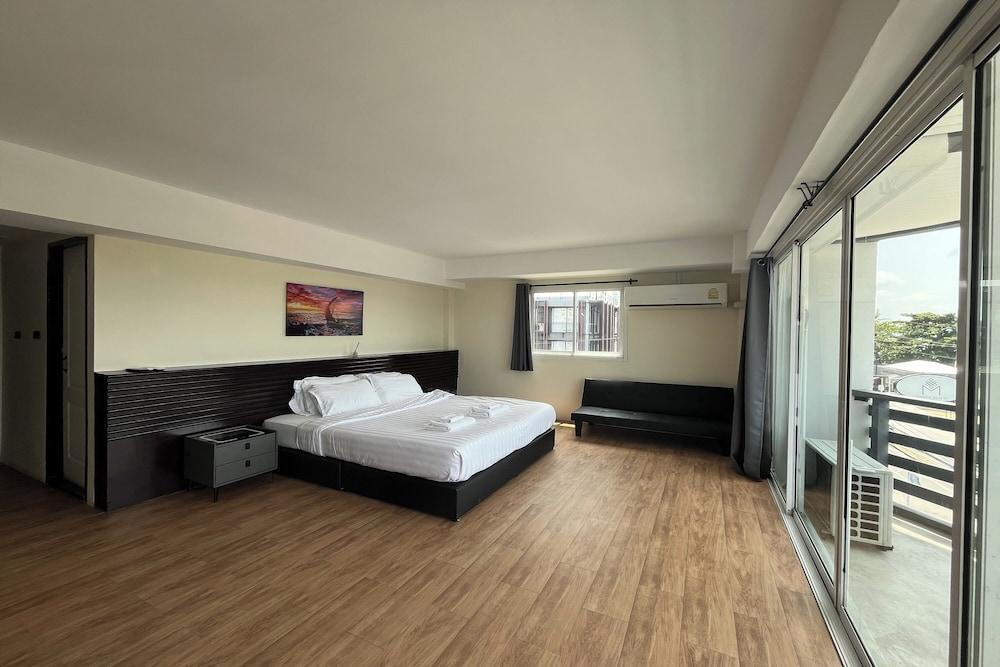 VS Beachfront Room Type - Grand Room, 1 King Bed, Balcony, Sea View