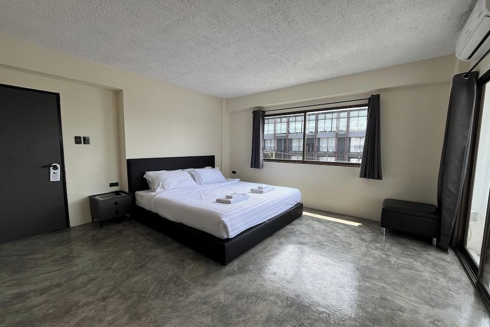 VS Beachfront Room Type - Deluxe Room, 1 King Bed, Balcony, Sea View VS Beachfront Room Type - Deluxe Room, 1 King Bed, Balcony, Sea View