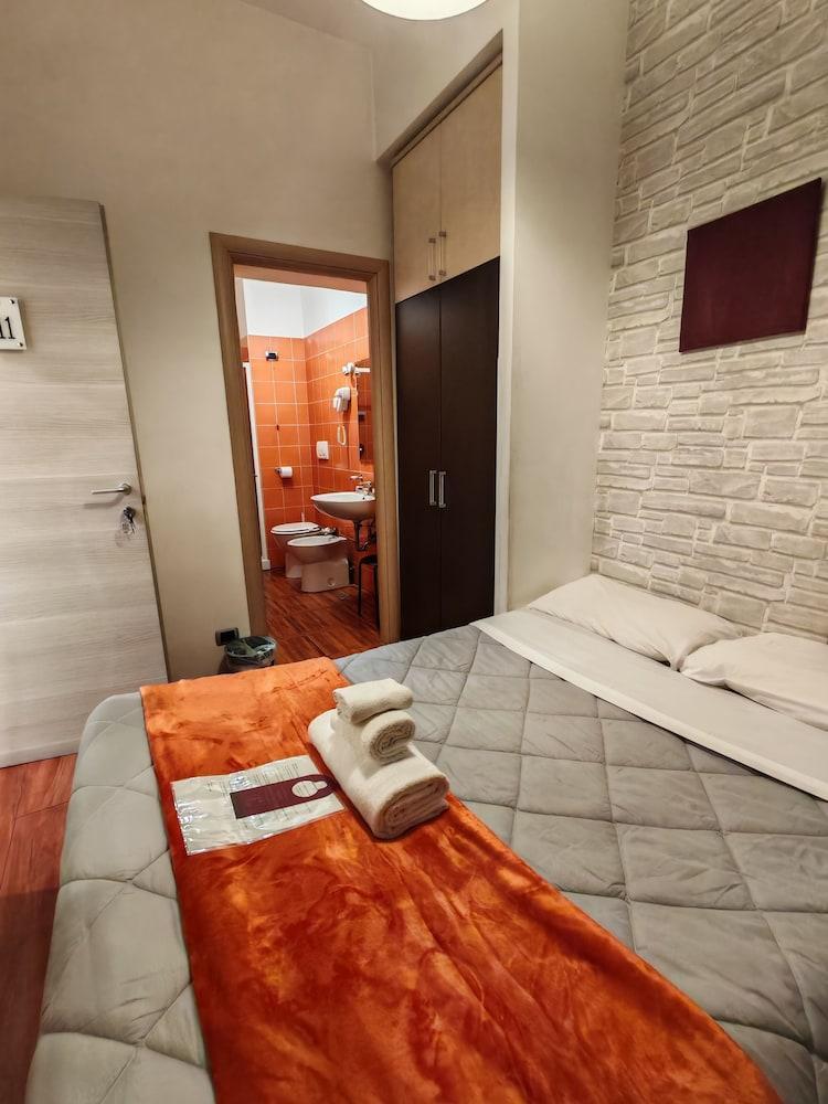 AD 111 ColaDiRienzo Rooms - Tap to explore photos