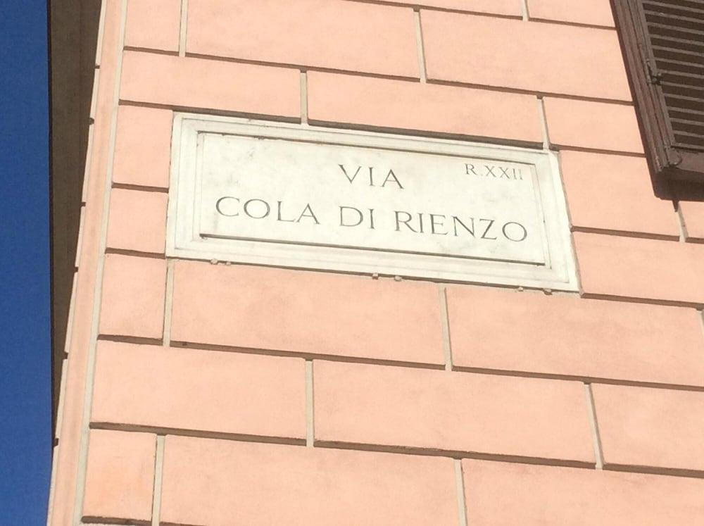 AD 111 ColaDiRienzo Rooms - Tap to explore photos
