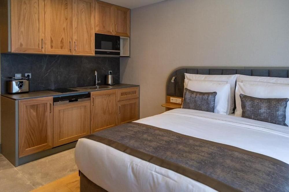 Meroddi Beyoğlu Residence Room Type - Deluxe Triple Room, Balcony, City View Meroddi Beyoğlu Residence Room Type - Deluxe Triple Room, Balcony, City View