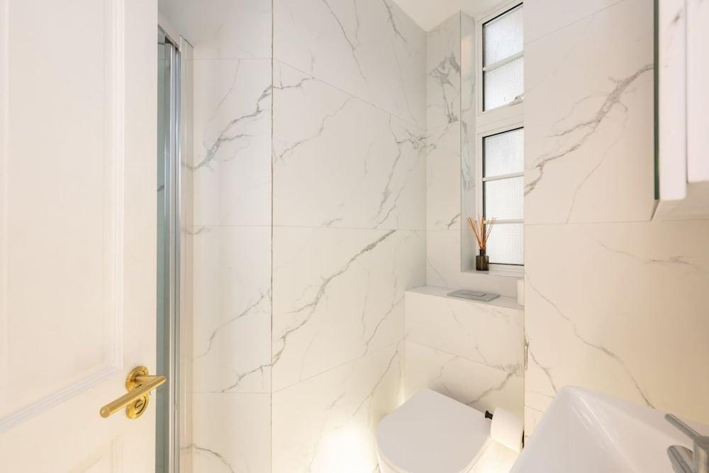 Marylebone Luxury 3-bed Security Elevator - Tap to explore photos