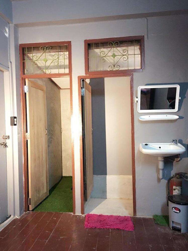 Wachi Hostel Bangkok - Tap to explore photos