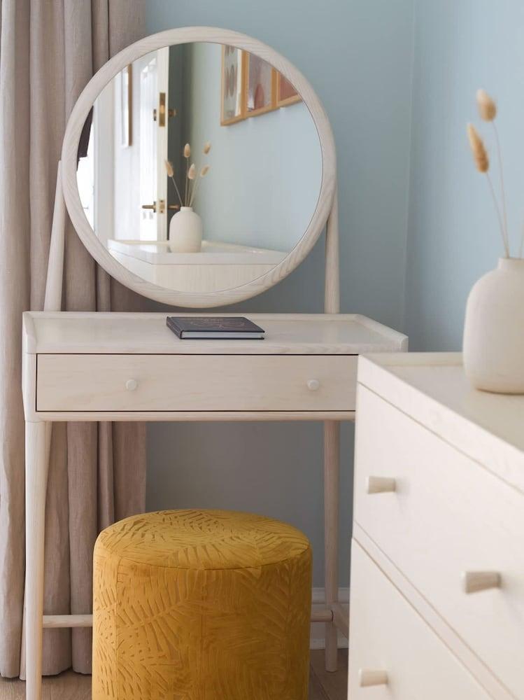 West End Drury Lane Modern 3 Bedroom Apt - Tap to explore photos