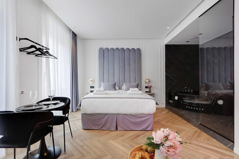 Charming Private Room - 2P - Les Halles - Tap to explore photos