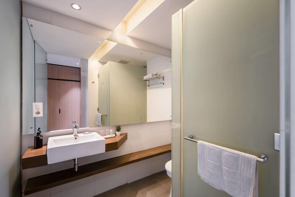 Cove Southouse Residence - Tap to explore photos