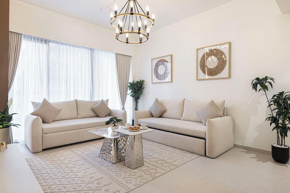 Grande Suites by Hostiva - Sea View Room Type - Luxury Apartment