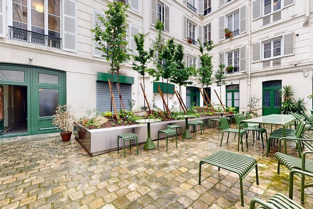 Charming 2-bed Flat w Shared Spaces - Tap to explore photos