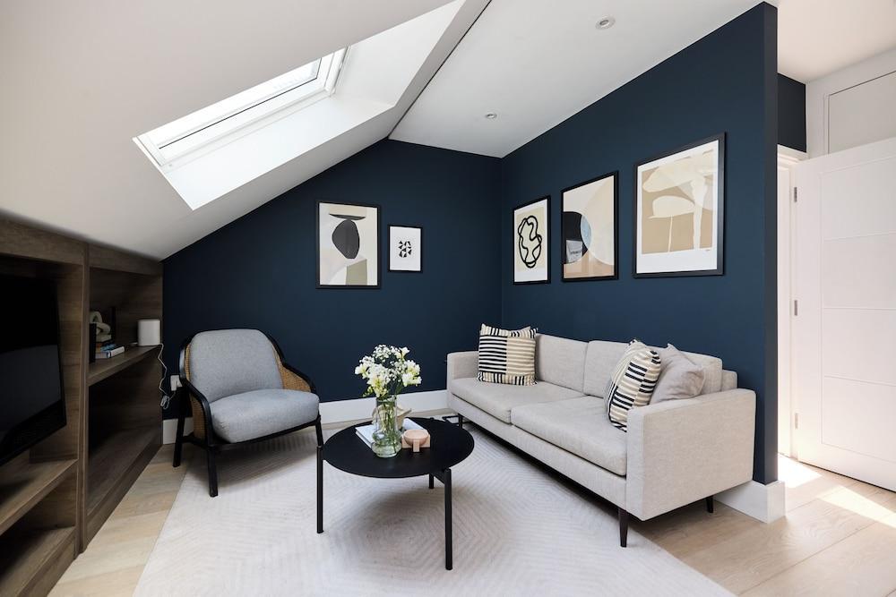 The Skylight One-Bed at Elspeth Road - Tap to explore photos