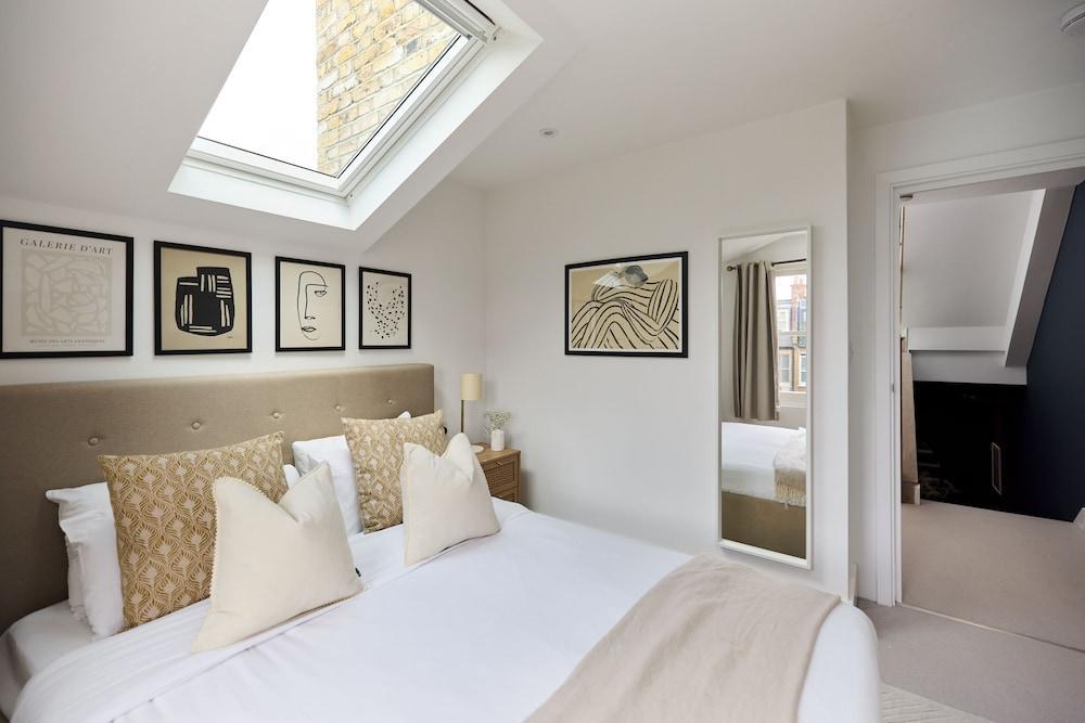 The Skylight One-Bed at Elspeth Road - Tap to explore photos