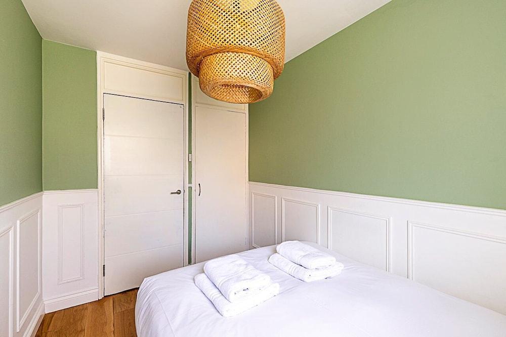 Stylish Islington Garden Flat Sleeps Four - Tap to explore photos