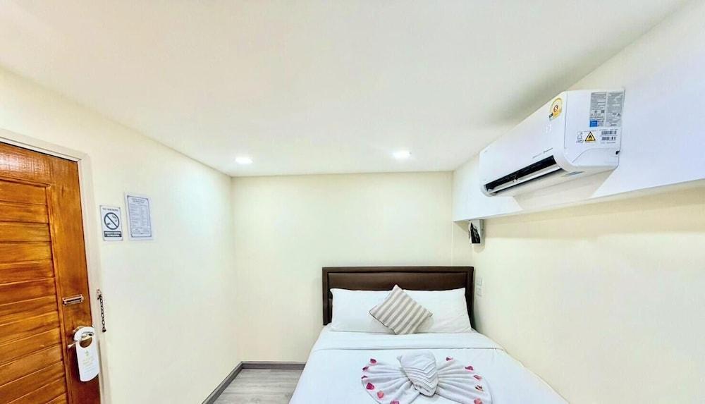 PSA Palace Khaosan Room Type - Budget Double Room