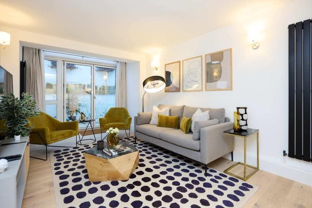 The Melbray Gem - 2bdr Apartment With Courtyard - Tap to explore photos