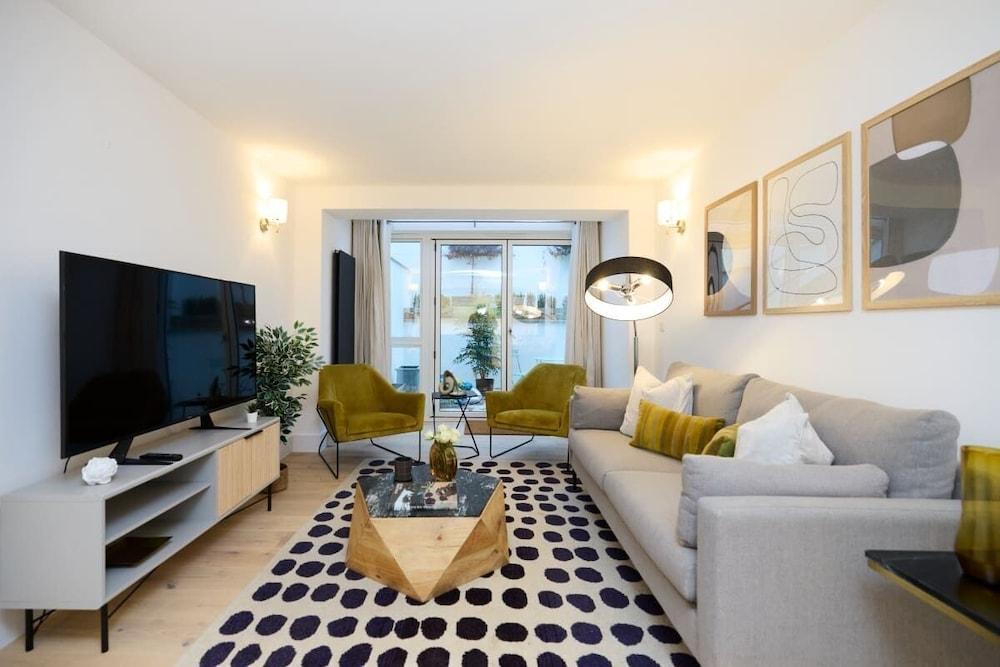 The Melbray Gem - 2bdr Apartment With Courtyard - Tap to explore photos