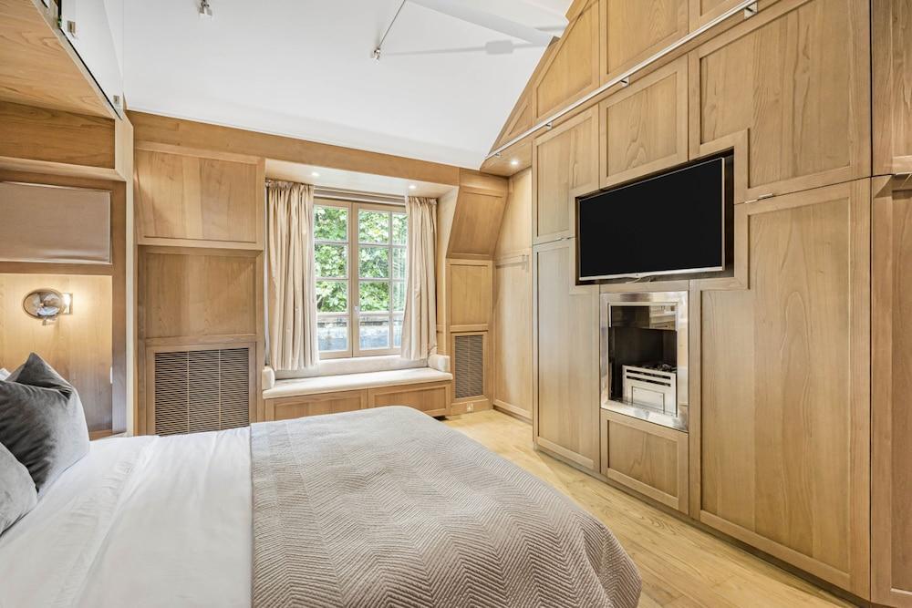 Mayfair Home Central AC Huge Terrace - Tap to explore photos