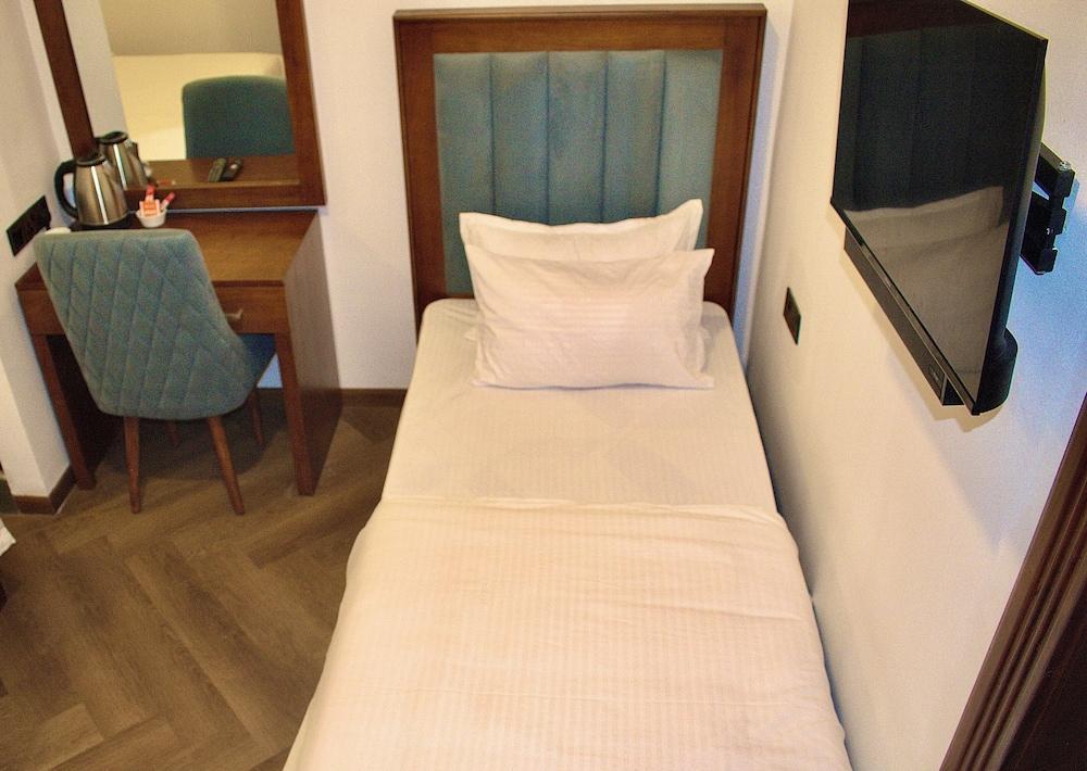 Vivid Colombo Room Type - Executive Triple Room